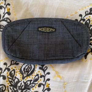 Keen wristlet / crossbody